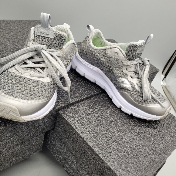 Saucony Girl's Liteform Feel Sneaker, Light Grey Size 13W - Picture 2 of 10
